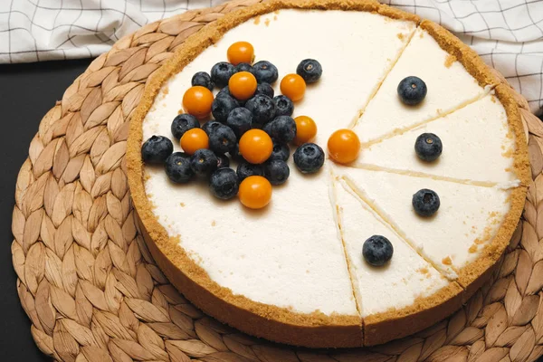 Yabanmersinli ev yapımı cheesecake ve physalis. Klasik cheesecake. Güzel pasta.