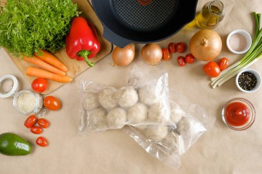 Yarı bitmiş ürünler. Donmuş tavuk köftesi yapma süreci. Üst Manzara. Düz çizgi