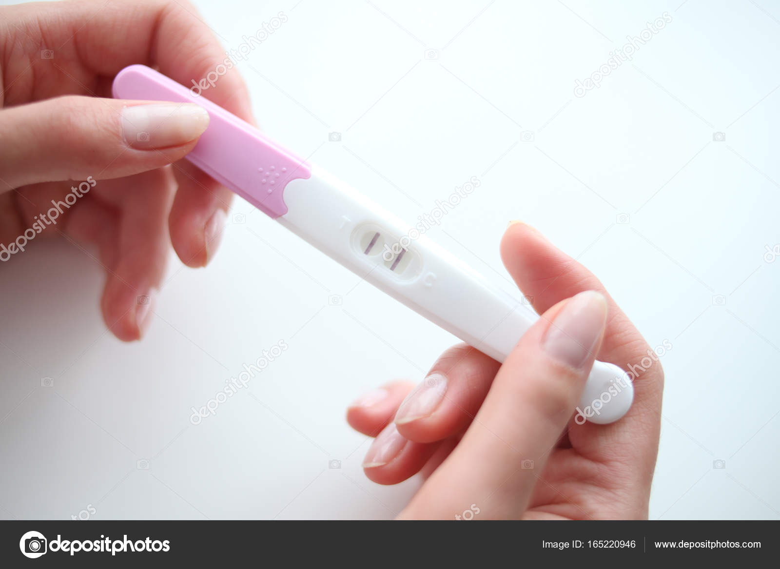 Положительный тест на беременность. Тест на бенр. Беременность есть бумагу. Мажущие выделения месячных. Тест на беременность 2 полоски.