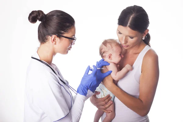 Médico joven y femenino que se inyecta . — Foto de Stock