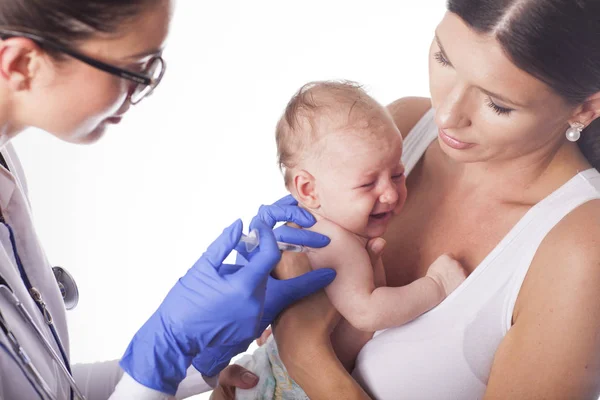 Médico joven y femenino que se inyecta . — Foto de Stock