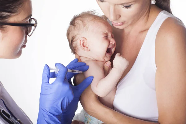 Médico joven y femenino que se inyecta . — Foto de Stock