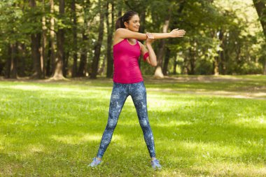 Genç kadının cesedini parkta germe.