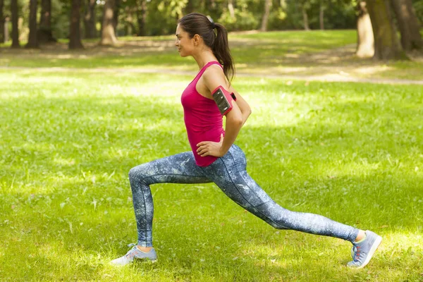 Genç kadının cesedini parkta germe.