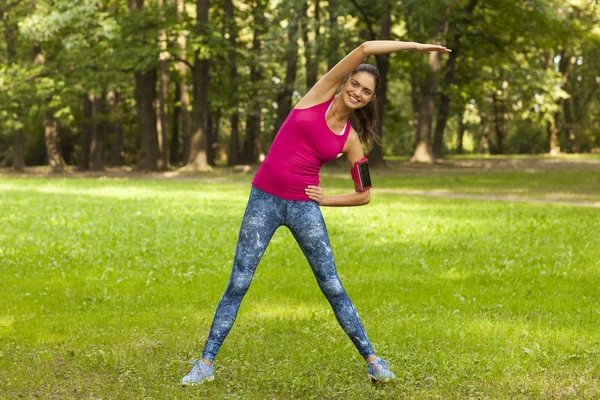Genç kadının cesedini parkta germe.