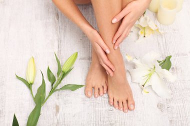 Güzel bacaklar. Pedikür.
