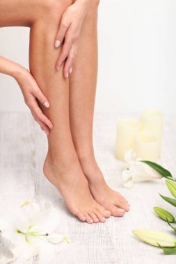 Güzel bacaklar. Pedikür.
