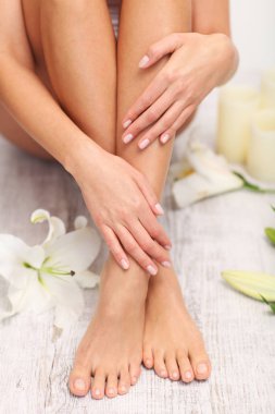 Güzel bacaklar. Pedikür.