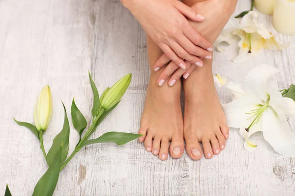 Piedi e mani bellissimi. Pedicure . — Foto Stock