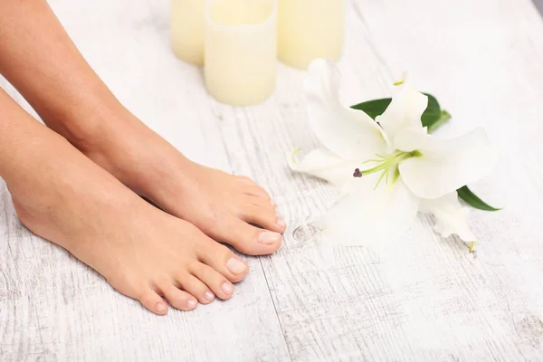 Hermosas piernas. Pedicura . — Foto de Stock