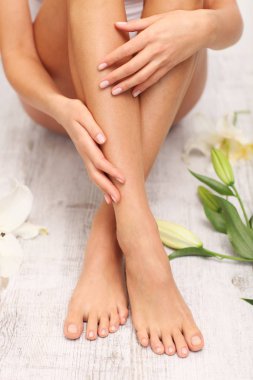 Güzel bacaklar. Pedikür.