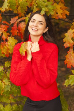 Bir sonbahar sırasında ormandaki gülümseyen bruntte.