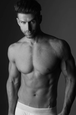 Seksi erkek iç çamaşırı poz.