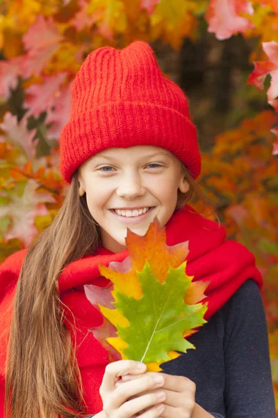 Genç sarışın kız parkta altın sonbahar keyfi.