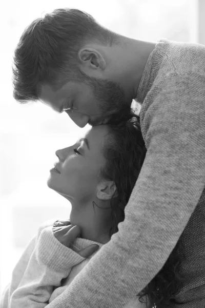 Iintimate çift evde güzel zaman harcamaktadır. 