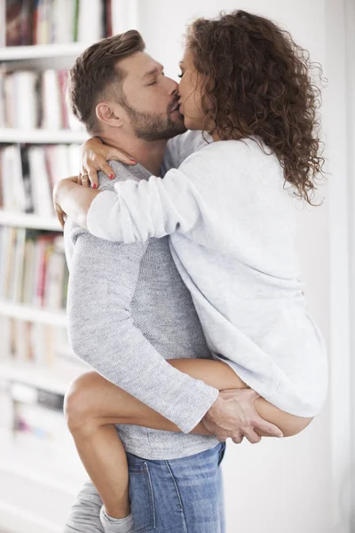 Iintimate çift evde güzel zaman harcamaktadır. 