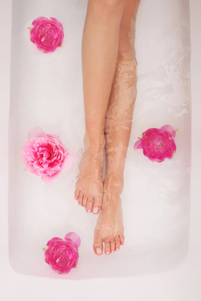Vackra kvinnliga ben och fötter. — Stockfoto