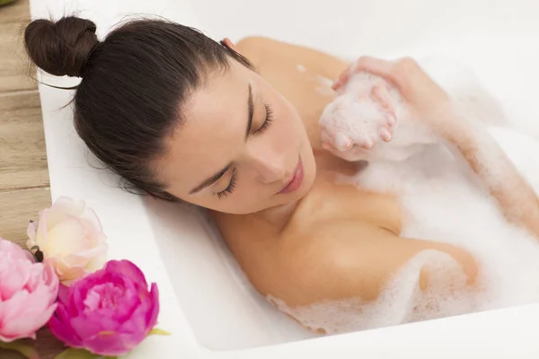 Schöne Frau beim Baden. — Stockfoto