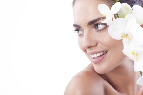 Hermosa mujer fresca con orquídea . — Foto de Stock