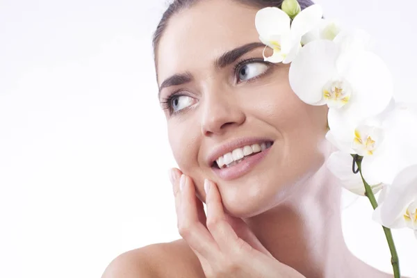 Hermosa mujer fresca con orquídea . — Foto de Stock