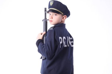 Bir polis olarak genç çocuk.