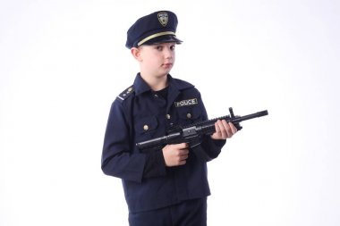 Bir polis olarak genç çocuk.
