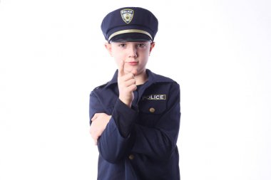 Bir polis olarak genç çocuk.