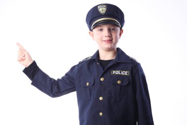 Bir polis olarak genç çocuk.