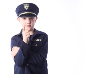 Bir polis olarak genç çocuk.