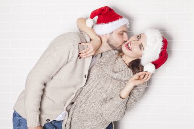 Gülümseyen iki sonra Santa şapka ve Noel Kupası.