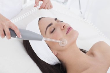 Güzel kadın bir yüz tedavi spa merkezinde yaşıyor.