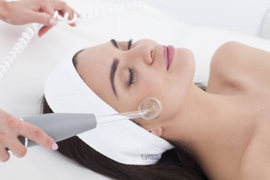 Güzel kadın bir yüz tedavi spa merkezinde yaşıyor.