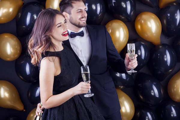 Casal jovem celebra a véspera de Ano Novo com champanhe . — Fotografia de Stock