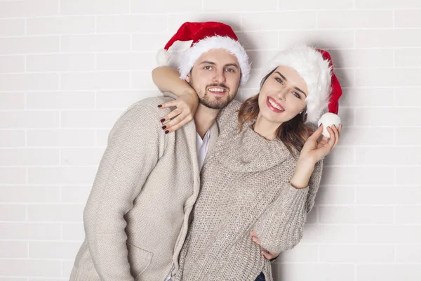 Gülümseyen iki sonra Santa şapka ve Noel Kupası.