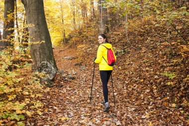 Gülümseyen kadın ormanda yürüyüş.