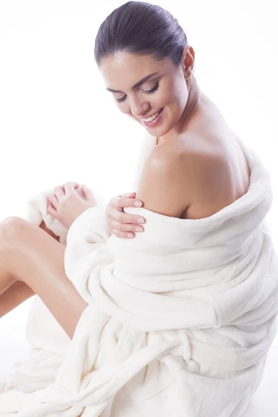 Mulher bonita desfrutando de dia livre em roupão de banho . — Fotografia de Stock
