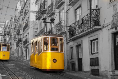 Lisboa caddelerde sarı tramvay.