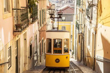 Lisboa caddelerde sarı tramvay.