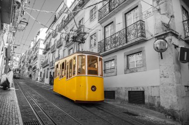Lisboa caddelerde sarı tramvay.