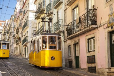Lisboa caddelerde sarı tramvay.