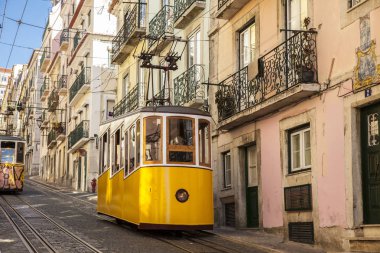 Lisboa caddelerde sarı tramvay.