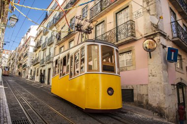 Lisboa caddelerde sarı tramvay.