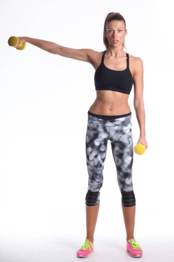 Sportif kadının onu egzersiz yapması.