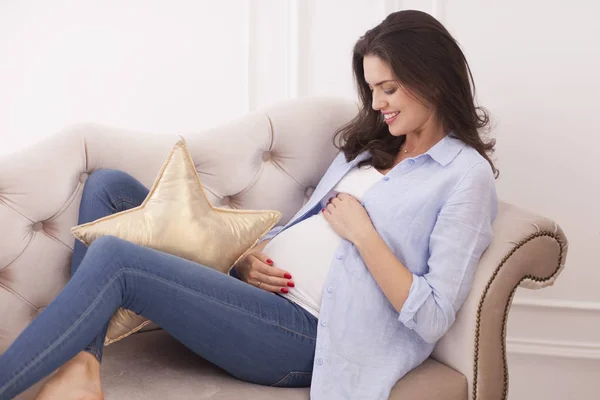 Mladá Žena Čeká Dítě Těhotenství — Stock fotografie