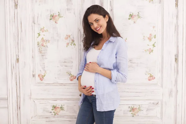 Una Giovane Donna Che Aspetta Bambino Gravidanza — Foto Stock