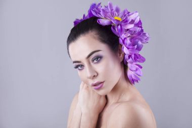  Trendy kadar olun. Mor yeni bir siyahtır. Mor çiçekli güzellik çekimi.