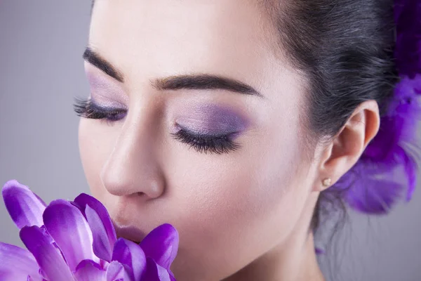 Make Trendy Purple New Black Beauty Shoot Purple Flowers — Stock Photo, Image