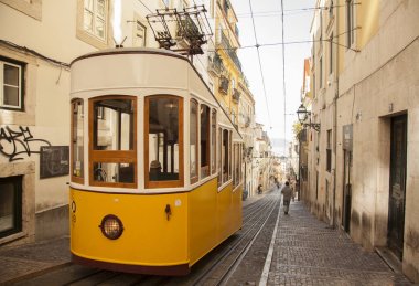 Portekiz renkli sokaklarında. Lisbon. Sarı tramvay ve harika binalar.