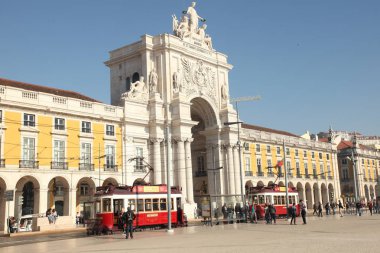 Portekiz renkli sokaklarında. Lisbon. Sarı tramvay ve harika binalar.