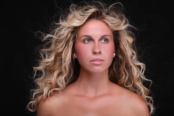 Schönheitsporträt Der Blonden Frau Mit Lockigem Haar Auf Schwarzem Hintergrund — Stockfoto